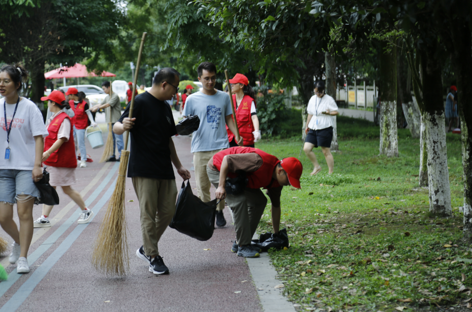 迎大運(yùn)盛會(huì) 展文明形象 |海蓉開(kāi)展掃除道公益活動(dòng)！